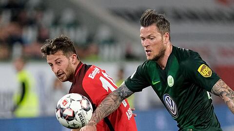 Wolfsburgs Daniel Ginczek (r) und Frankfurts David Abraham kämpfen um den Ball.
