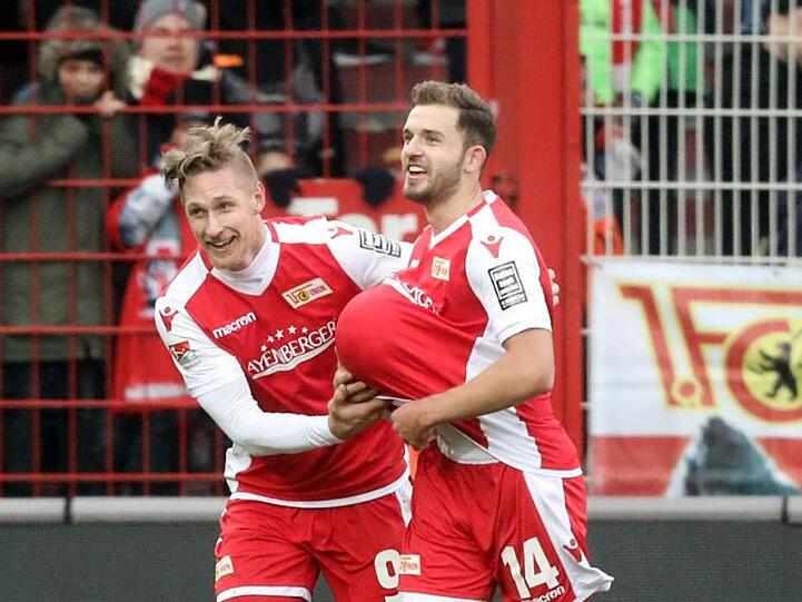 Unions Sebastian Polter (l) und Ken Reichel bejubeln das 1:0 für ihre Mannschaft.