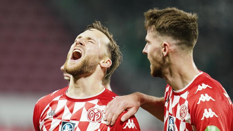 Torschütze Silvan Widmer (l) von Mainz jubelt über das Tor zum 1:1.