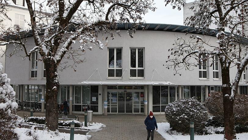 Über dem Eingang der Klinik in Reichenhall befindet sich im Rundbau die Intensivstation. Dort kämpfen die Leitende Oberärztin Stefanie Roth und Pfleger Hubert Rausch jeden Tag um das Leben von Corona-Patienten. Über dem Eingang der Klinik in Reichenhall befindet sich im Rundbau die Intensivstation. Dort kämpfen die Leitende Oberärztin Stefanie Roth und Pfleger Hubert Rausch jeden Tag um das Leben von Corona-Patienten.