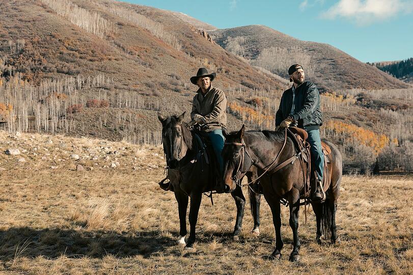 Kayce Dutton (Luke Grimes, links) wird von seinem Kumpel Calvin (Logan Marshall-Green) überredet, als Marshal zu arbeiten. Kayce Dutton (Luke Grimes, links) wird von seinem Kumpel Calvin (Logan Marshall-Green) überredet, als Marshal zu arbeiten.