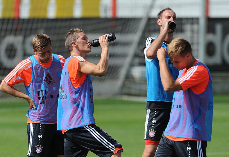 Wann kommt Martinez? Kommt er überhaupt? Die Gerüchte lassen die Bayern-Spieler kalt. Jetzt ist erstmal Training in der Sommer-Hitze angesagt. Die aktuellen Bilder von der Säbener.