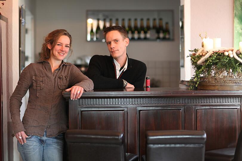 Eingespieltes Team: Timo Röpke kocht für die Gäste, Jessica Brandenburger weiß den passenden Wein dazu.