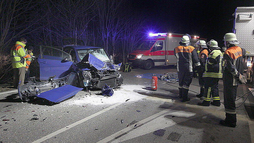 Schwerer Verkehrsunfall mit einer eingeklemmten Person bei Aiging.