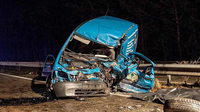 Wrack eines Firmenwagens auf der A29, der kurz zuvor in der falschen Richtung unterwegs und mit einem entgegenkommenden Fahrzeug zusammengestoßen war. Beide Fahrer starben.