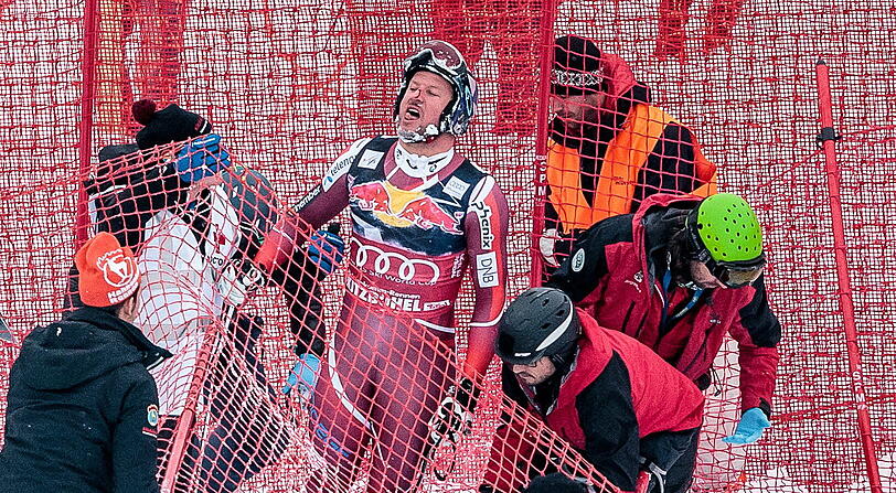 Der Norweger erleidet neben einer blutigen Nase einen Riss des Kreuzbandes und des Meniskus. Die Saison ist damit für den Weltcupführenden gelaufen.