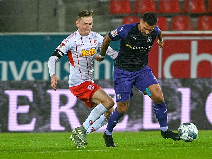 Marc Lais (l) kämpft um den Ball. Foto: Armin Weigel/dpa/Archivbild