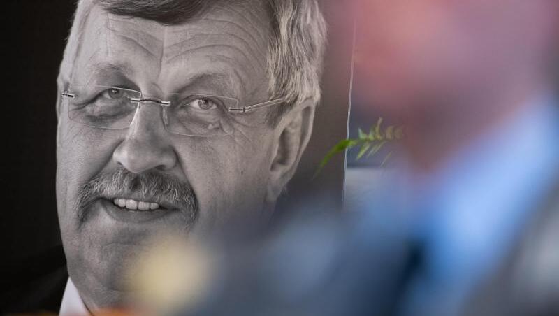 Walter Lübcke wurde mit einem Kopfschuss auf der Terrasse seines Wohnhauses getötet. Walter Lübcke wurde mit einem Kopfschuss auf der Terrasse seines Wohnhauses getötet.