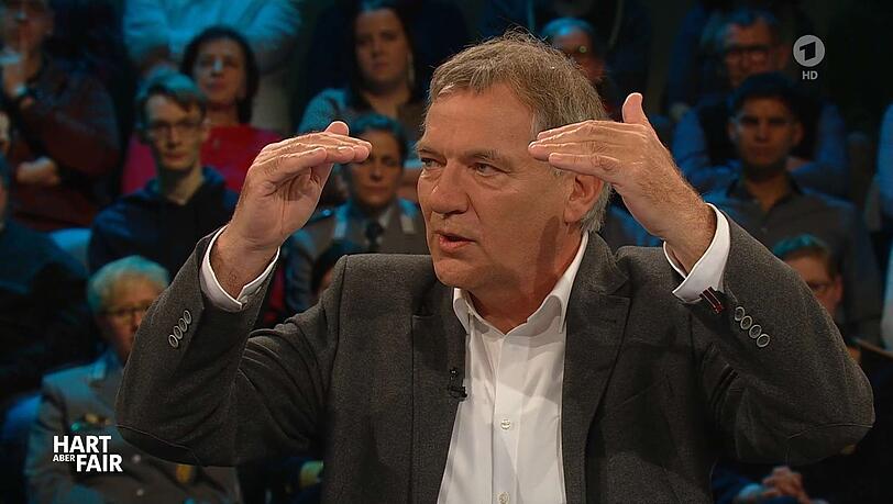 Jan van Aken von der Linkspartei forderte eine diplomatische Lösung und sprach sich gegen die Lieferung von Taurus-Marschflugkörpern an die Ukraine aus Jan van Aken von der Linkspartei forderte eine diplomatische Lösung und sprach sich gegen die Lieferung von Taurus-Marschflugkörpern an die Ukraine aus