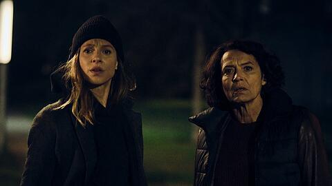 Die Kommissarinnen Johanna Stern (Lisa Bitter, li.) und Lena Odenthal (Ulrike Folkerts) bei der Jagd auf den mysteriösen "Stelzenmann"