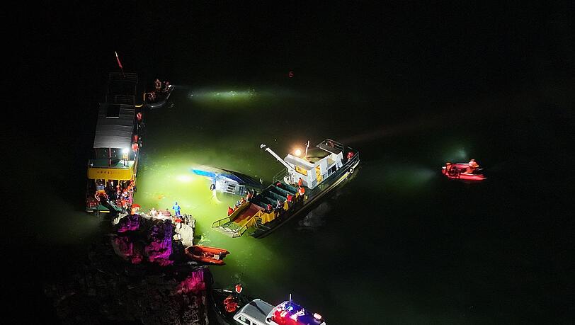 Die Retter waren bis in die Nacht hinein im Einsatz.