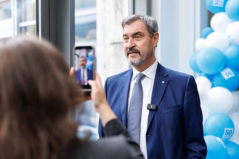 Markus Söder (CSU), Parteivorsitzender und Ministerpräsident von Bayern, nimmt bei der Jubiläumsfeier 80 Jahre CSU bei der Hanns-Seidel-Stiftung ein Video für Social-Media auf. +++ dpa-Bildfunk +++ Markus Söder (CSU), Parteivorsitzender und Ministerpräsident von Bayern, nimmt bei der Jubiläumsfeier 80 Jahre CSU bei der Hanns-Seidel-Stiftung ein Video für Social-Media auf. +++ dpa-Bildfunk +++