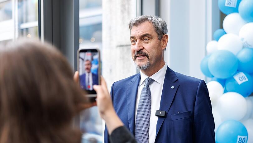 Markus Söder (CSU), Parteivorsitzender und Ministerpräsident von Bayern, nimmt bei der Jubiläumsfeier 80 Jahre CSU bei der Hanns-Seidel-Stiftung ein Video für Social-Media auf. +++ dpa-Bildfunk +++ Markus Söder (CSU), Parteivorsitzender und Ministerpräsident von Bayern, nimmt bei der Jubiläumsfeier 80 Jahre CSU bei der Hanns-Seidel-Stiftung ein Video für Social-Media auf. +++ dpa-Bildfunk +++