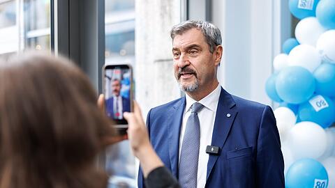 Markus Söder (CSU), Parteivorsitzender und Ministerpräsident von Bayern, nimmt bei der Jubiläumsfeier 80 Jahre CSU bei der Hanns-Seidel-Stiftung ein Video für Social-Media auf. +++ dpa-Bildfunk +++