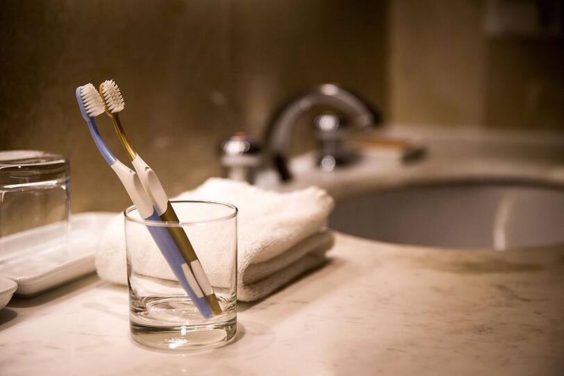 Tassen, Gläser oder Teller gehören ebenfalls zu den Dingen, die oft aus Hotels verschwinden. Beim Einpacken muss man sich hier schon etwas mehr Mühe geben, um zu Hause nicht vor einem Scherbenhaufen zu stehen. Zwischen Kleidung verstaut, übersteht das Geschirr den Heimweg aber meist unbeschadet. Auffällig sind dabei nationale Unterschiede: Gäste aus Italien greifen besonders häufig zu Weingläsern. Tassen, Gläser oder Teller gehören ebenfalls zu den Dingen, die oft aus Hotels verschwinden. Beim Einpacken muss man sich hier schon etwas mehr Mühe geben, um zu Hause nicht vor einem Scherbenhaufen zu stehen. Zwischen Kleidung verstaut, übersteht das Geschirr den Heimweg aber meist unbeschadet. Auffällig sind dabei nationale Unterschiede: Gäste aus Italien greifen besonders häufig zu Weingläsern.
