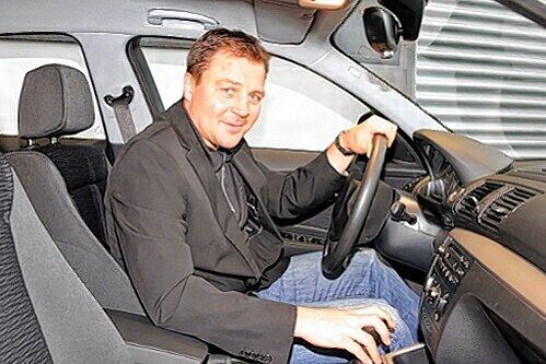 Steuert die Tiger sicher durch die Eiszeit: Trainer Andreas Brockmann in seinem neuen Dienstfahrzeug, einem 3er BMW Touring.