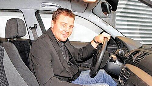 Steuert die Tiger sicher durch die Eiszeit: Trainer Andreas Brockmann in seinem neuen Dienstfahrzeug, einem 3er BMW Touring. Steuert die Tiger sicher durch die Eiszeit: Trainer Andreas Brockmann in seinem neuen Dienstfahrzeug, einem 3er BMW Touring.