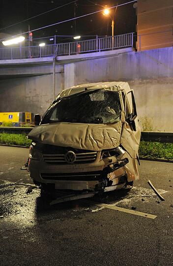 Heckenstallerstraße: Ungewöhnlicher Unfall in den frühen Morgenstunden. Auf der Passauer Straße kommt ein Transporter von der Fahrbahn ab und durchbricht das Brückengeländer. Er stürzt ca. 5 Meter in die Tiefe und landet auf der Heckenstallerstraße. Der Fahrer kann sein Fahrzeug unverletzt verlassen. Die Feuerwehr reinigt die Fahrbahn und sichert das Brückengeländer.