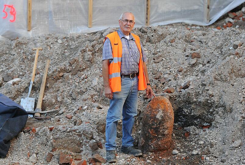Diethard Posorski vom Kampfmittelräumdienst posiert am Montag (27.08.2012) in der Nähe der Münchner Freiheit in München (Oberbayern) neben dem 250-Kilo-Blindgänger.
