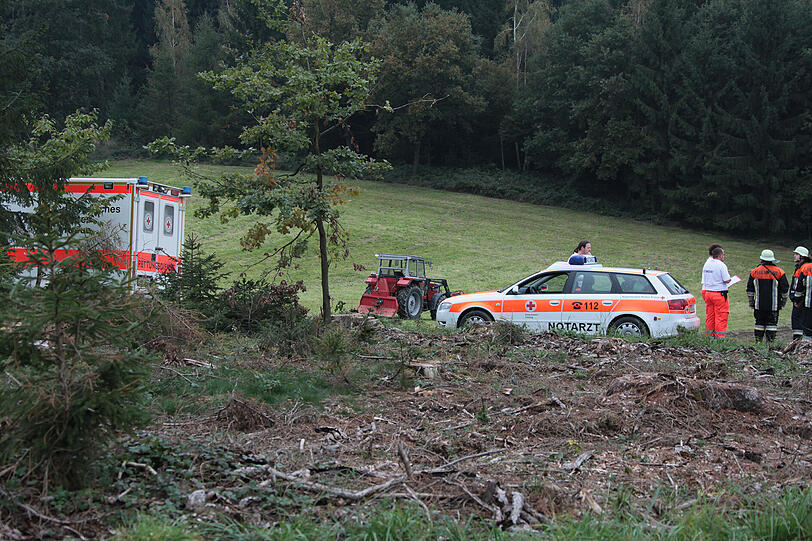 Unfall bei Waldarbeiten im Landkreis Erding: Ein 15-Jähriger ist von einem Baum getötet worden. Der Notarzt versuchte noch, den Jungen zu reanimieren. Doch zwecklos. Der Bub starb noch an der Unfallstelle