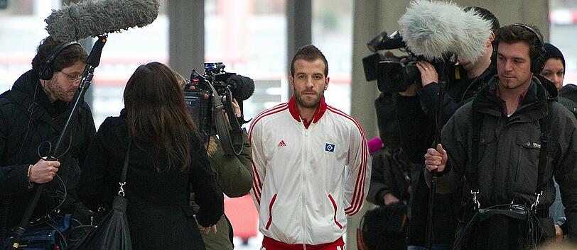 Überschattet von den Eheproblemen reist Rafael van der Vaart mit dem HSV ins Trainingslager