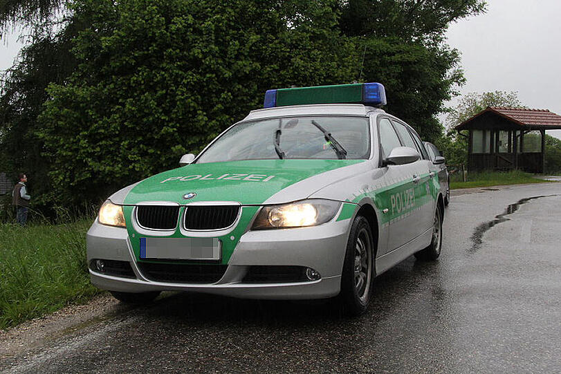 Einsatzkräfte an der Unfallstelle. An dem Audi ist ein Sachschaden von 35.000 Euro entstanden und der Fahrer ist seinen Führerschein erstmal los.