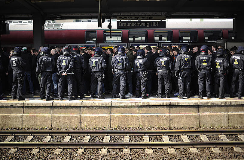 Polizeikette am Braunschweiger Hauptbahnhof: Polizeibekannte Fußball-Hooligans sollen in Zukunft nicht mehr mit der Bahn zu Spielen fahren dürfen.