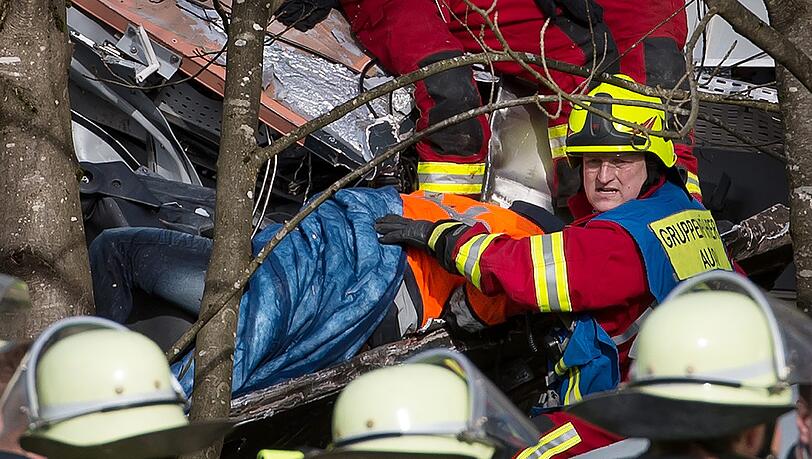 Rettungskräfte an der Unfallstelle.