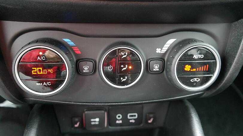 In der Version Lounge ist eine Klimaautomatik Serie.