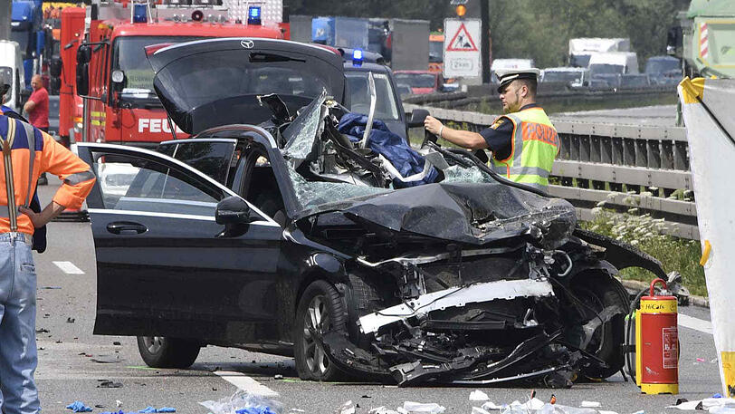 Der Mercedes wurde komplett zerstört, der Fahrer erlitt schwere Verletzungen. Die Bilder vom Unfallort auf der A95.