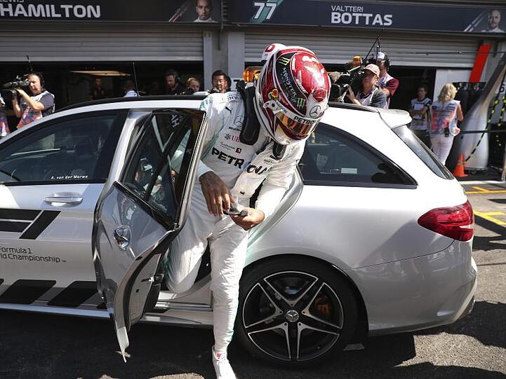 Mercedes-Pilot Lewis Hamilton steigt nach seinem Unfall aus seinem Teamwagen.