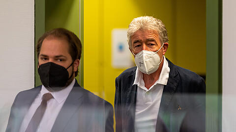 Theaterchef Thomas Pekny (r.) mit seinem Anwalt Florian Zenger.