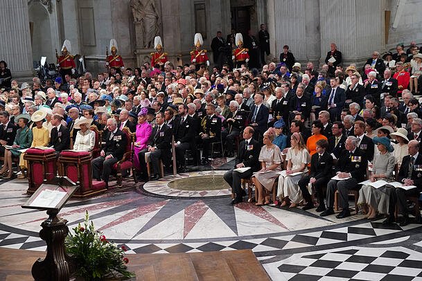 Beim Dankesgottesdienst in der St. Paul's Cathedral saßen die Brüder und ihre Frauen weit auseinander. Beim Dankesgottesdienst in der St. Paul's Cathedral saßen die Brüder und ihre Frauen weit auseinander.