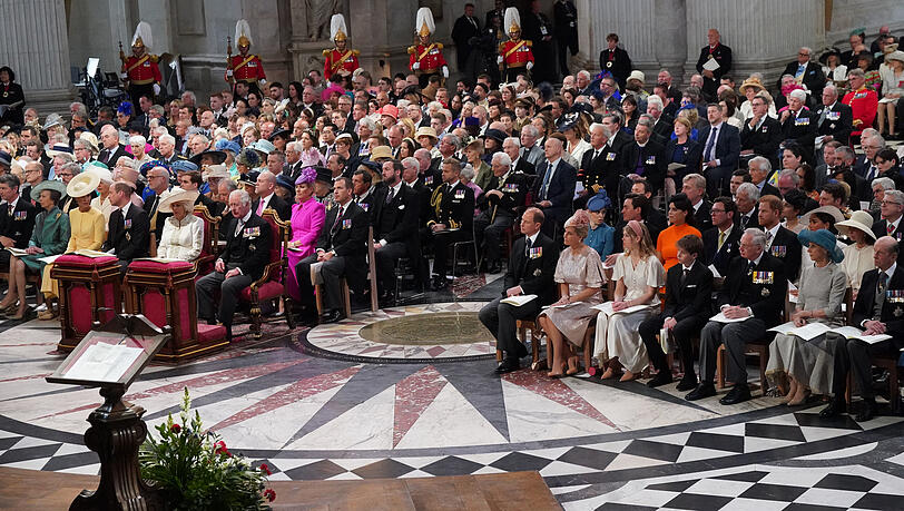 Beim Dankesgottesdienst in der St. Paul's Cathedral saßen die Brüder und ihre Frauen weit auseinander. Beim Dankesgottesdienst in der St. Paul's Cathedral saßen die Brüder und ihre Frauen weit auseinander.