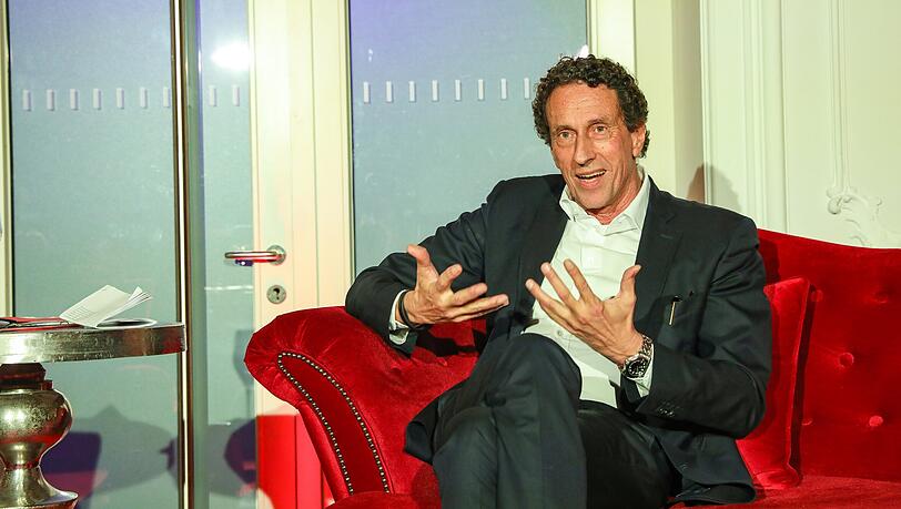 Der Philosoph Julian Nida-Rümelin am roten Sofa der AZ, zur Verfügung gestellt von Möbel Höffner, im Barocksaal des Deutschen Theaters.
