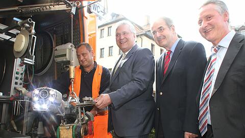 Innenminister Joachim Herrmann, Regierungspräsident Thomas Bauer und OB Thomas Jung (v. li.) begutachten den Kanal.