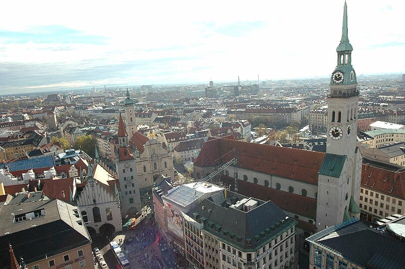 TÜRME BESTEIGEN: Höhenangst hin oder her - die Aussicht vom Rathausturm oder vom Alten Peter sollte jeder Stadtbewohner einmal genossen haben. Auf den Fernsehturm geht's bequem mit dem Lift!