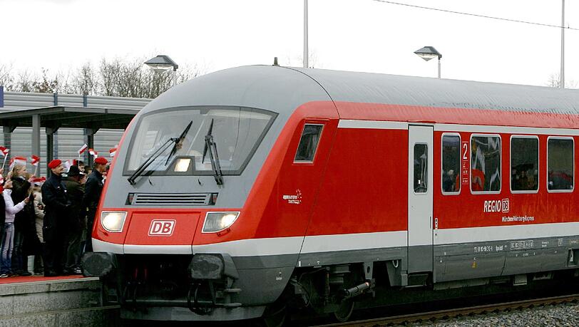 Noch immer sind nicht alle Bahnstrecken befahrbar. Noch immer sind nicht alle Bahnstrecken befahrbar.