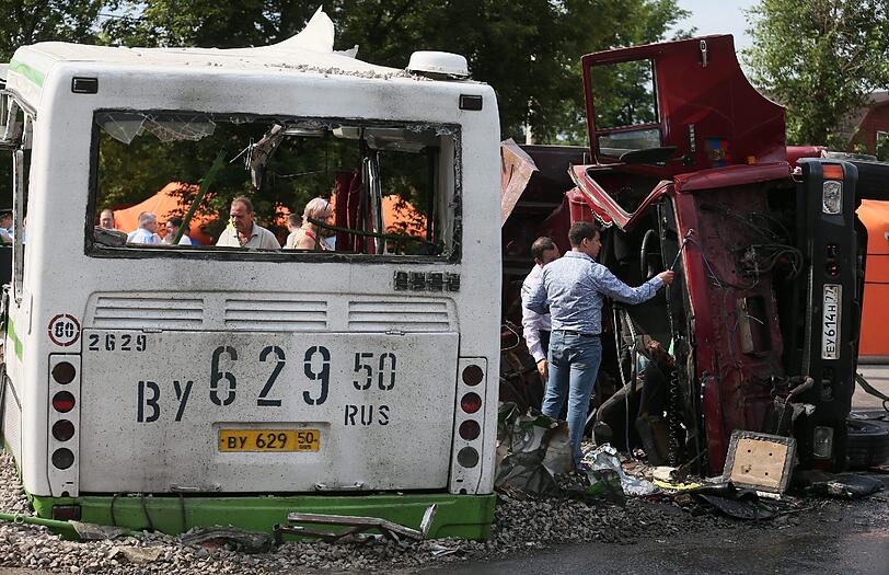 Es ist eines der schwersten Verkehrsunglück in Russland überhaupt. Die Bilder vom Unfallort.
