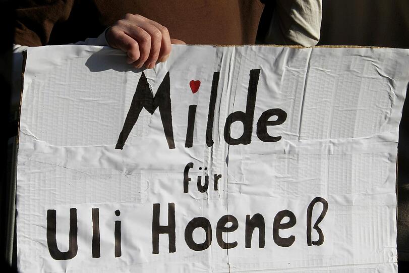 Ein paar Hoeneß-Fans bekunden dem Bayern-Boss ihre Anteilnahme vor dem Justizpalast.