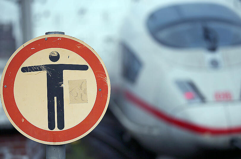 Während der ICE steht, rollen die Privatbahne weiter. (Symbolbild)