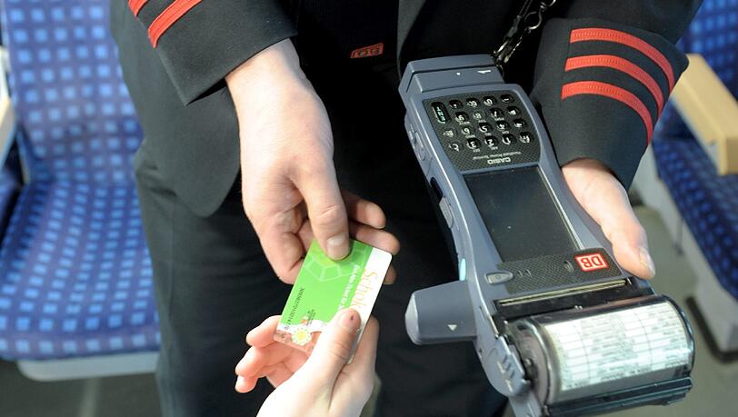 Betrüger nötigen Fahrgäste, ihre Fahrscheine zu zeigen und fordern gegebenenfalls die derzeit noch 40 Euro Strafe, wenn sie kein gültiges Ticket bei sich haben.