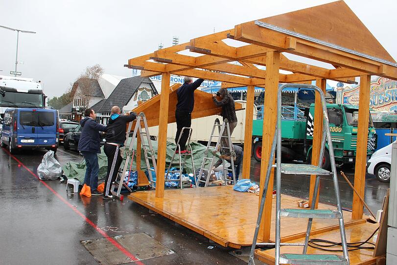 Regen und Tristesse am Tag danach: Die Bilder vom Wiesn-Abbau am Dienstagvormittag.
