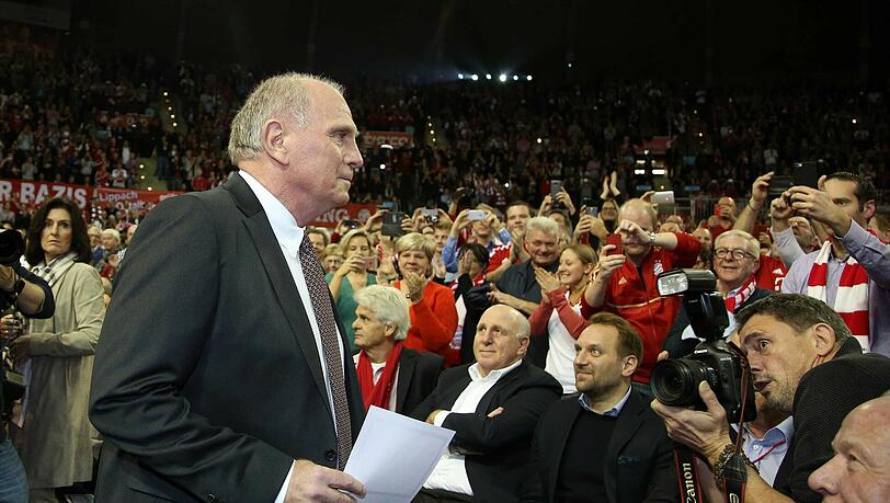 Dieter Hoeneß (links im Bild, sitzend) war bei der Jahreshauptversammlung des FC Bayern und der Wahl seines Bruders Uli zum Präsidenten des Klubs dabei. Dieter Hoeneß (links im Bild, sitzend) war bei der Jahreshauptversammlung des FC Bayern und der Wahl seines Bruders Uli zum Präsidenten des Klubs dabei.