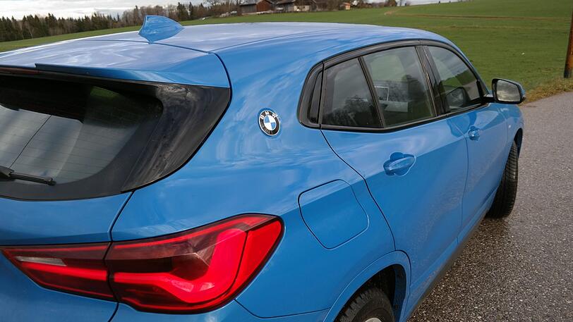 Eine Referenz an berühmte BMW-Coupés früherer Jahre: das Markenlogo auf der breiten C-Säule.