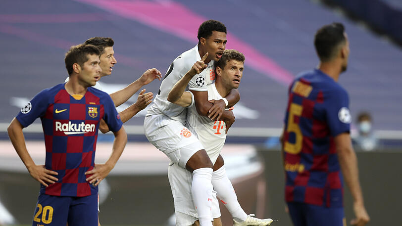In der Nationalmannschaft spielen sie nicht mehr zusammen: Thomas Müller mit Serge Gnabry im Huckepack.