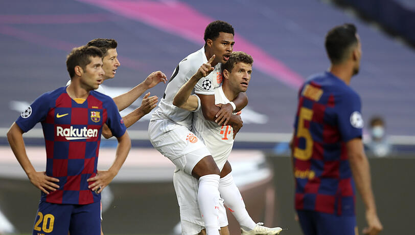 In der Nationalmannschaft spielen sie nicht mehr zusammen: Thomas Müller mit Serge Gnabry im Huckepack. In der Nationalmannschaft spielen sie nicht mehr zusammen: Thomas Müller mit Serge Gnabry im Huckepack.