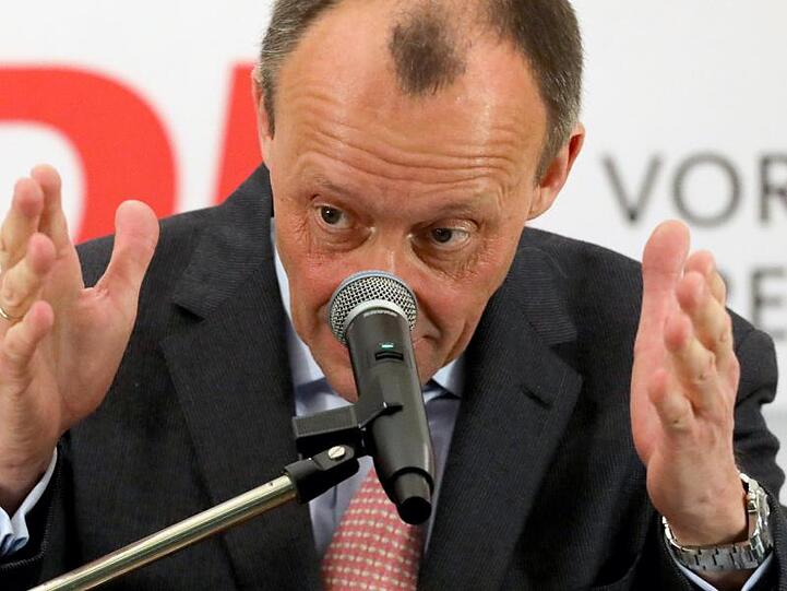 Merz bekräftigte bei seinem Auftritt in Mecklenburg-Vorpommern, er wolle "einen Beitrag leisten", die Herausforderungen der nächsten Jahre zu meistern.