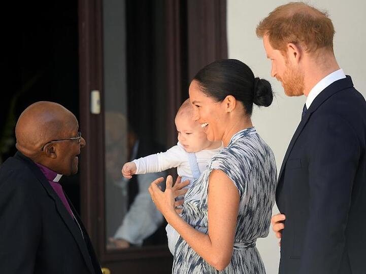 Zu ihrem Besuch bei Desmond Tutu haben Harry und Meghan ihren Sohn Archie mitgebracht.