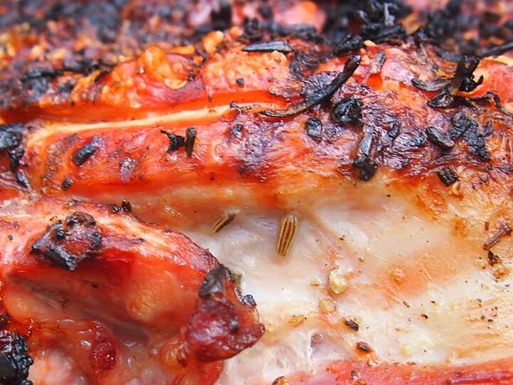 Eine Spanferkelkeule liegt auf dem Grill: Auf der Schwarte befindet sich eine Paste. Foto: Doreen Hassek/dekoreen.blogspot.de/Archiv